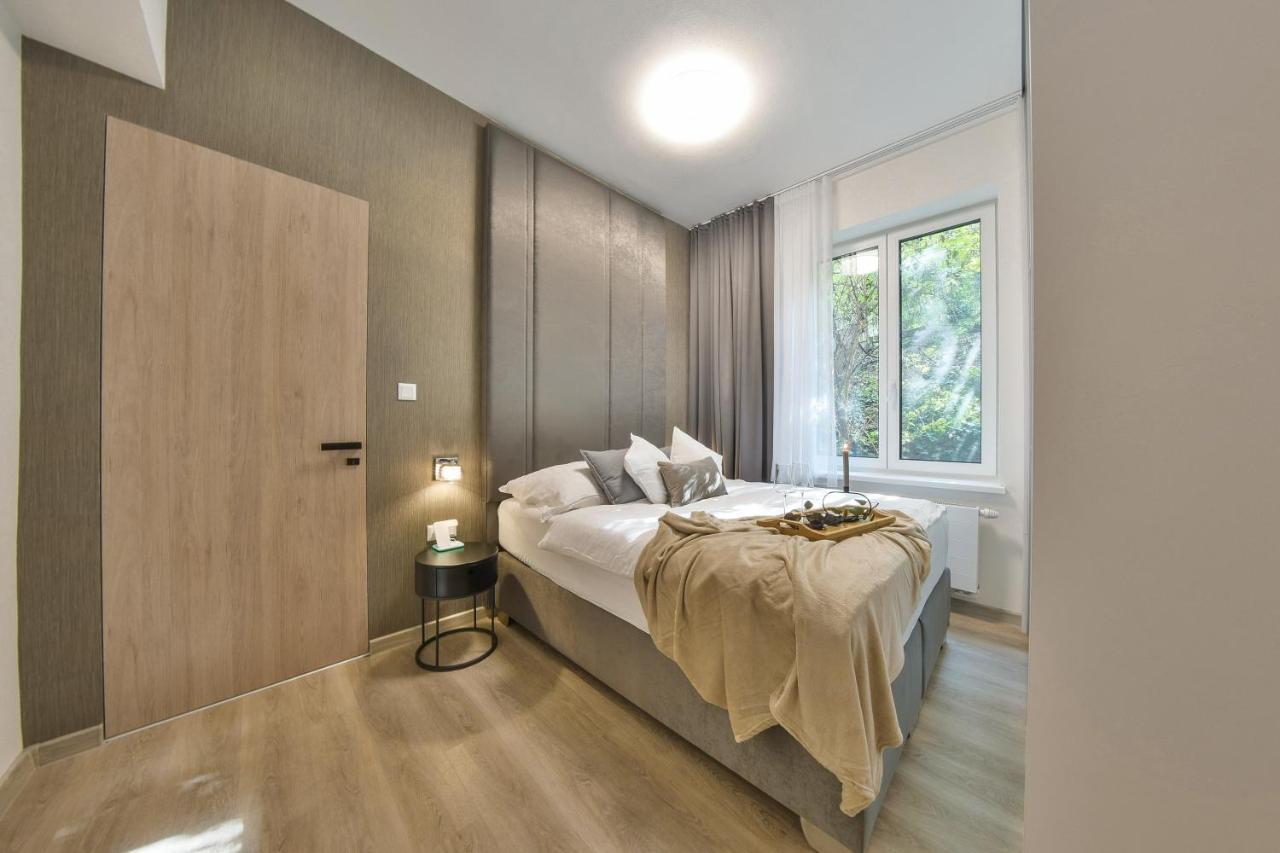 Chalupku - Luxurious Apartment 70M2 In Direct Centrum With Parking Included, Air-Conditioned, Balcony, Quiet Sleep, Best In Town Banská Bystrica Exteriör bild