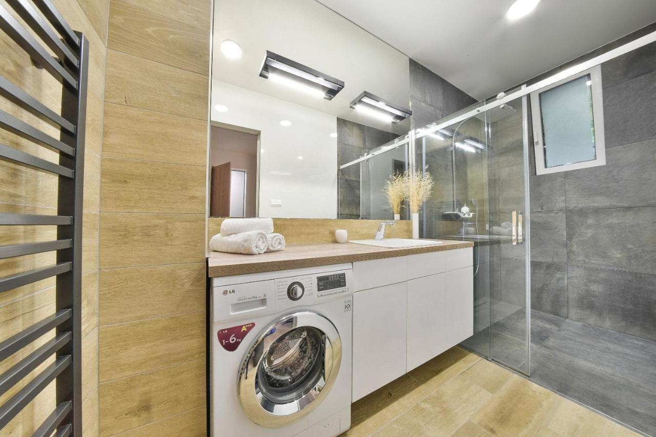 Chalupku - Luxurious Apartment 70M2 In Direct Centrum With Parking Included, Air-Conditioned, Balcony, Quiet Sleep, Best In Town Banská Bystrica Exteriör bild